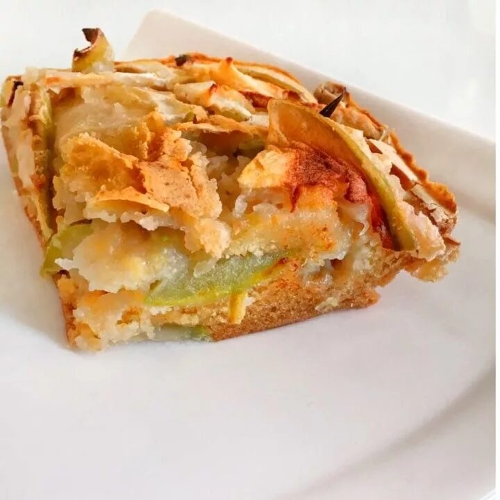 Шарлотка с яблоками. Рецепт пирог яблочный без глютена. Шарлотка без глютена. Кето шарлотка. Безглютеновые рецепты с яблоками.