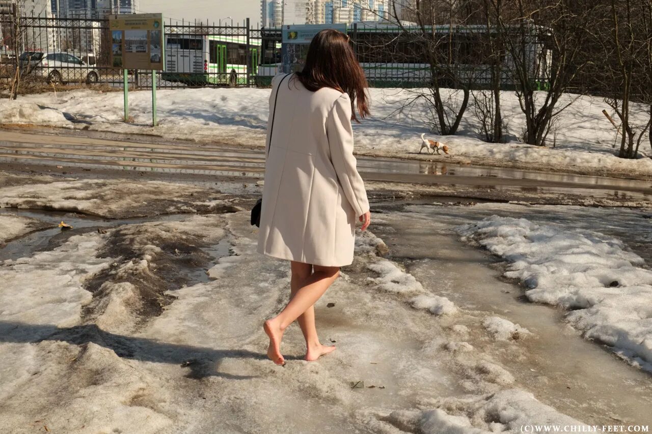 К чему снится ходить по снегу босиком. Босиком зимой. девушки босиком зимой. девушка босиком на снегу. зимой босая на улице.