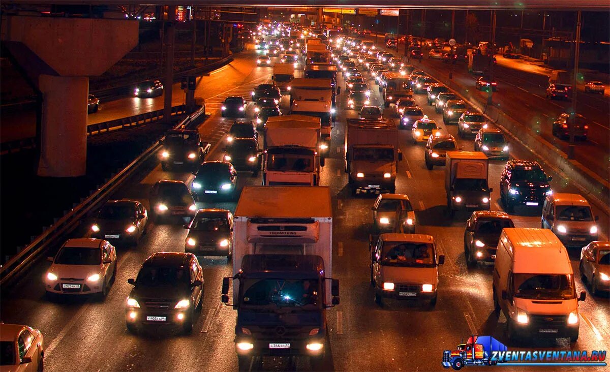 машина китаец. машины в автосалоне. бизнес связанный с автомобилями. магазин автомобилей. популярные машины в россии.