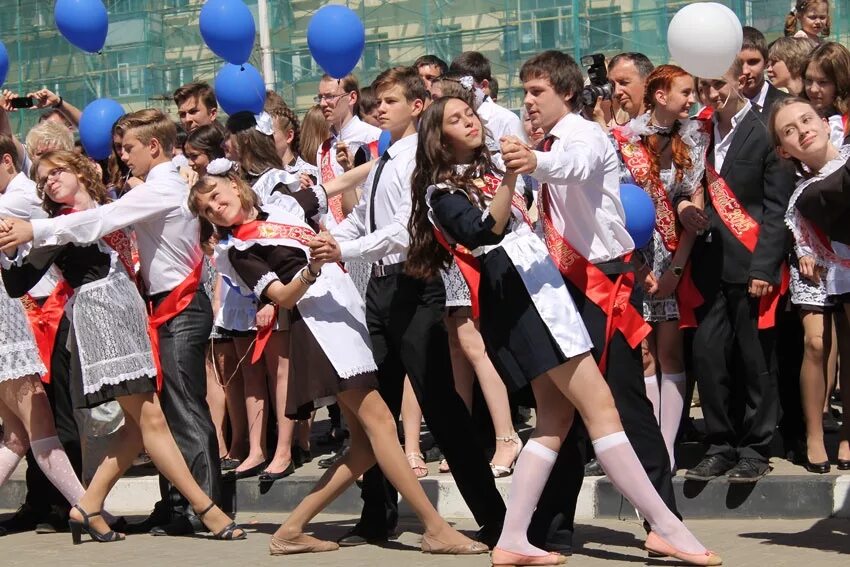 Выпуск в школу видео. Выпускники школы. Школьный выпускной. Выпускница школы. Выпускной класс школы.