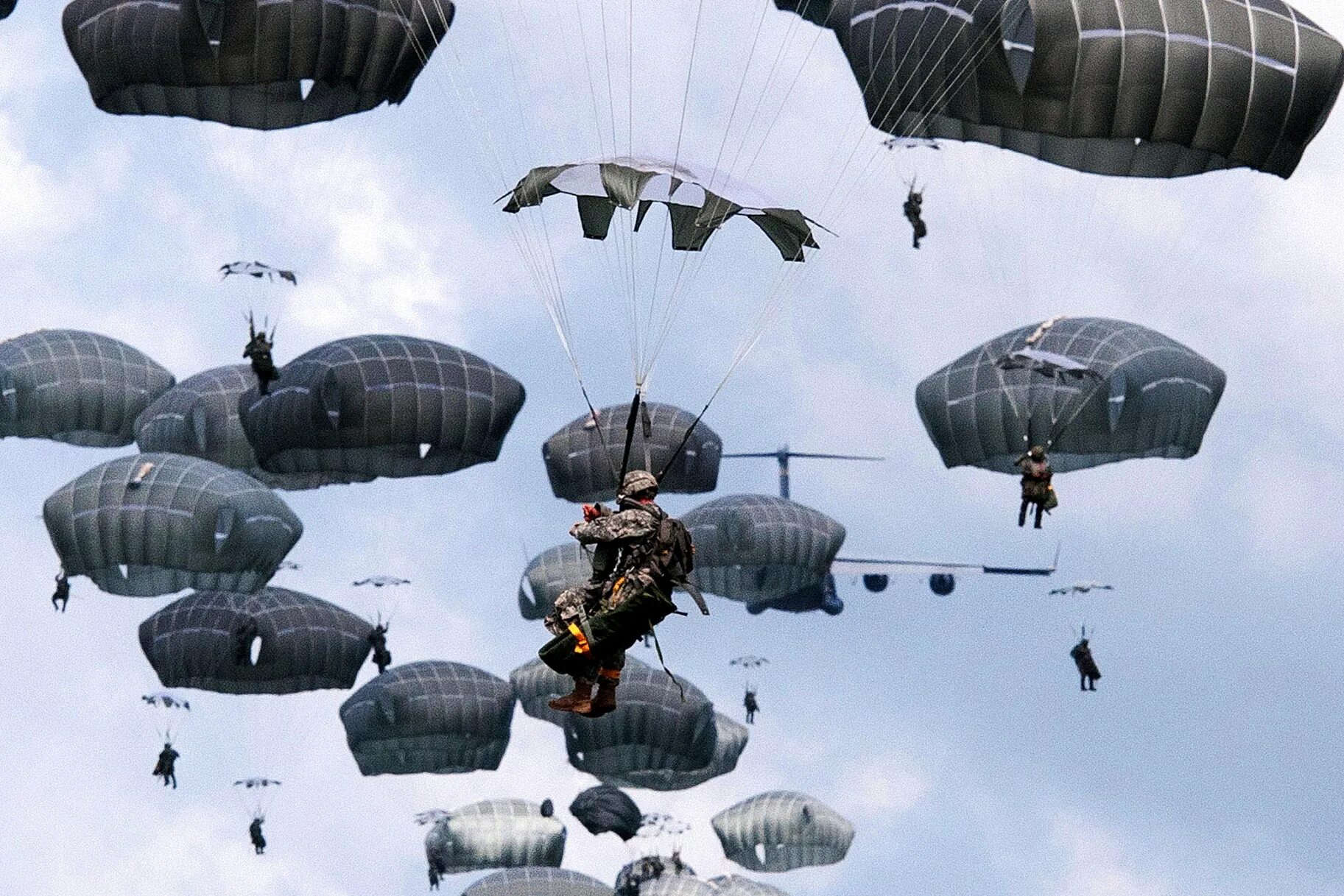 Десант телефон. Airborne десант. Парашютист военный. Десантный парашют. Американские парашютисты.