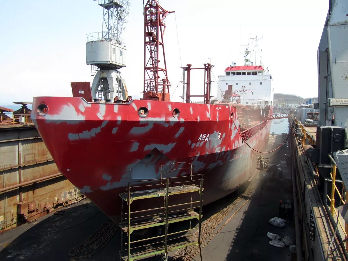 первомайский судоремонтный завод псрз астрахань. судоремонт. корабль в доке. судостроительная верфь оск. находкинский срз.