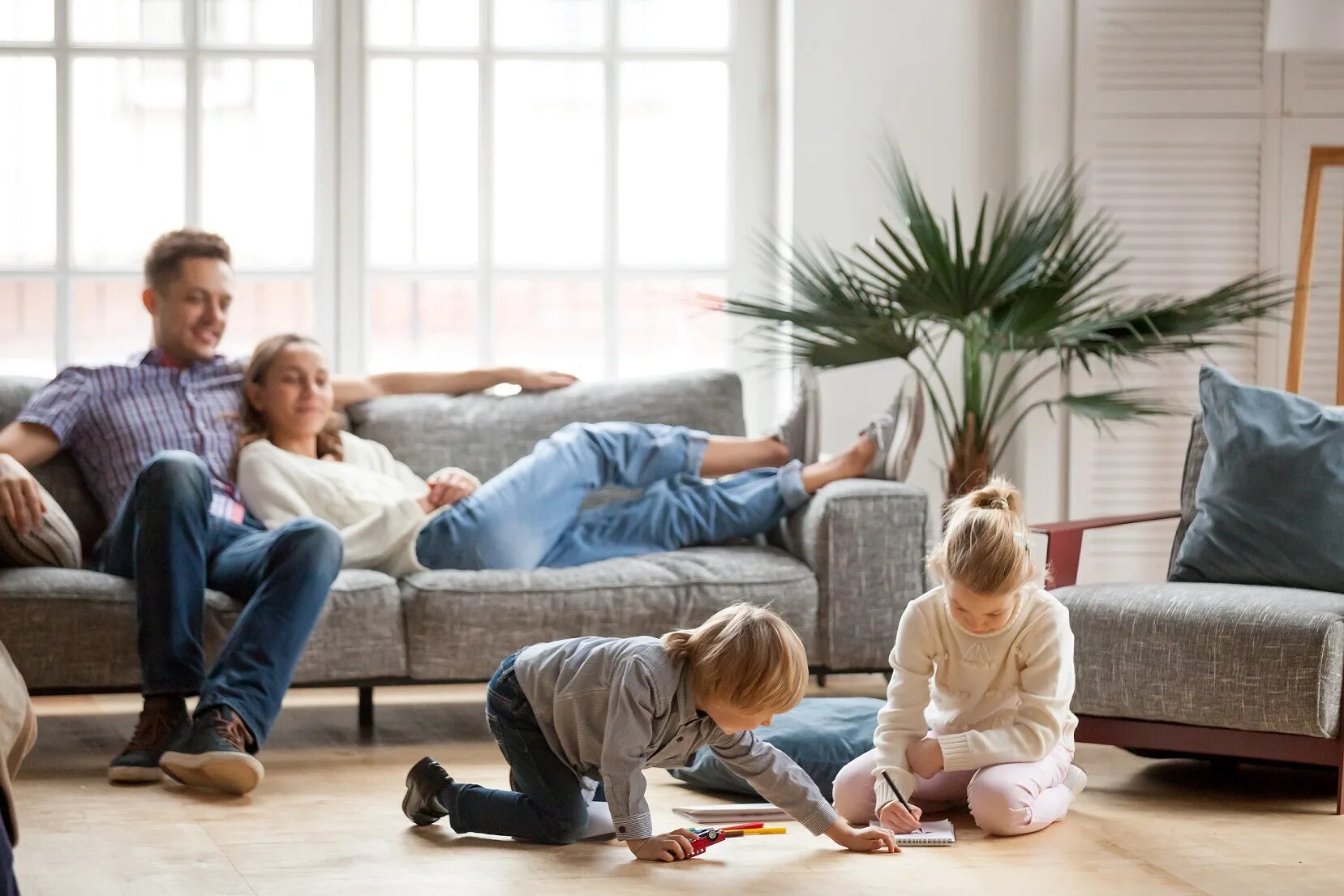 Young parent. Семья дома. Семья на диване. Счастливая семья в квартире. Семья в гостиной.