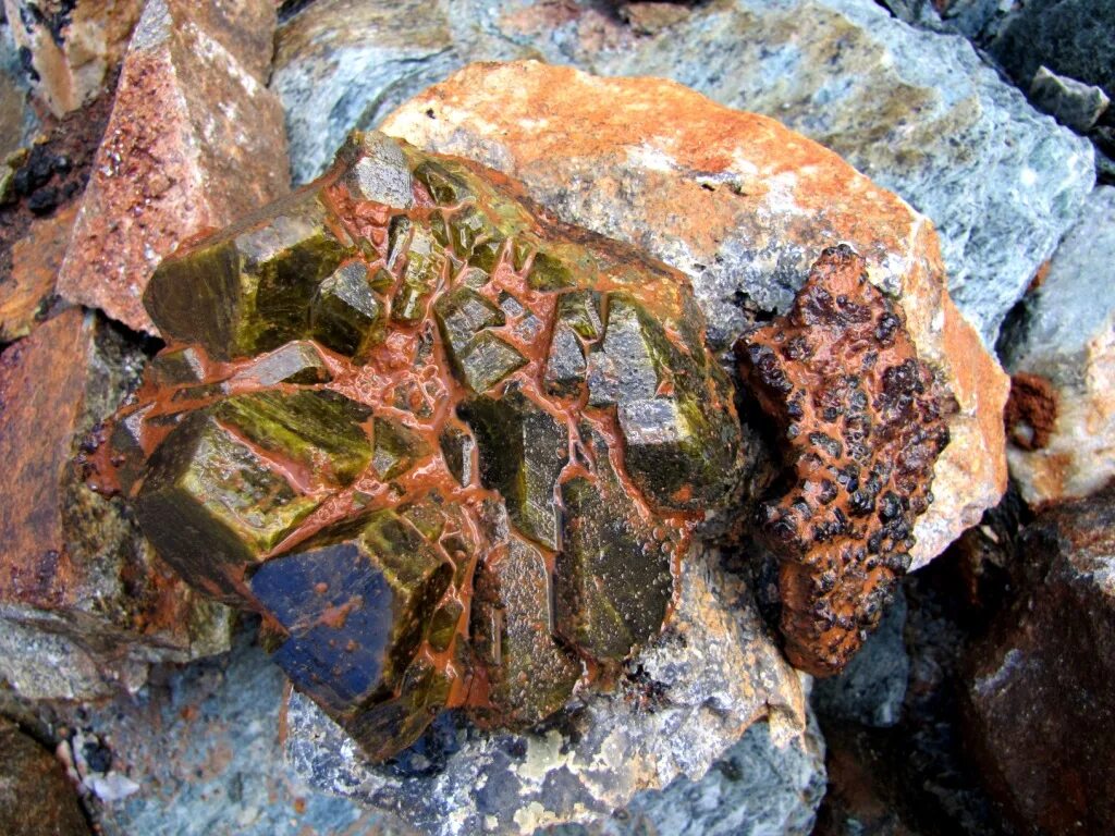 камень байкал слюдянка. уральские самоцветы минералы полезные. изумруд в пегматите. минеральное сырье. ископаемые крыма в камне.