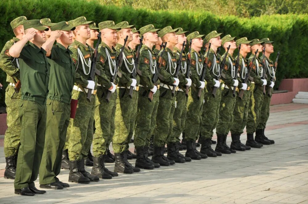 Строй русских солдат. Строй солдат. Шеренга военнослужащих. Солдаты в армии. Военный в строю.