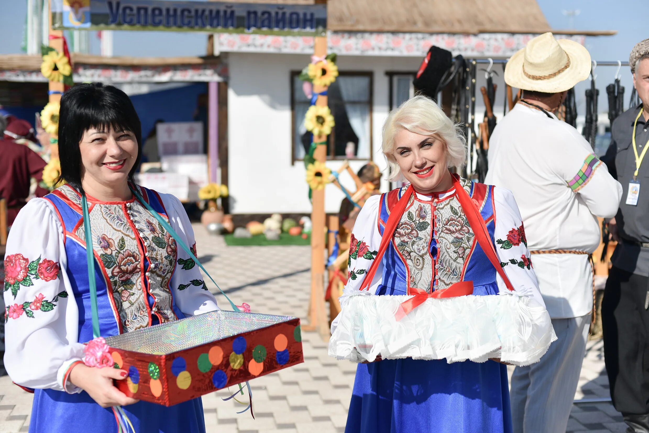 Изделия краснодарского края. Кубанская ярмарка. Кубанская ярмарка фото. Место проведения Кубанской ярмарки. Выставки Кубань.