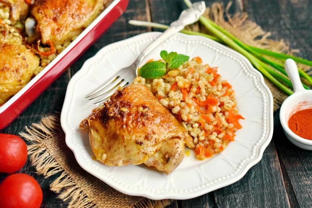 Гречка с курицей и овощами. Гречка с голенью в духовке. Куриные голени с гречкой в духовке. Курица запеченная с гречкой. Курица запеченная с гречкой.