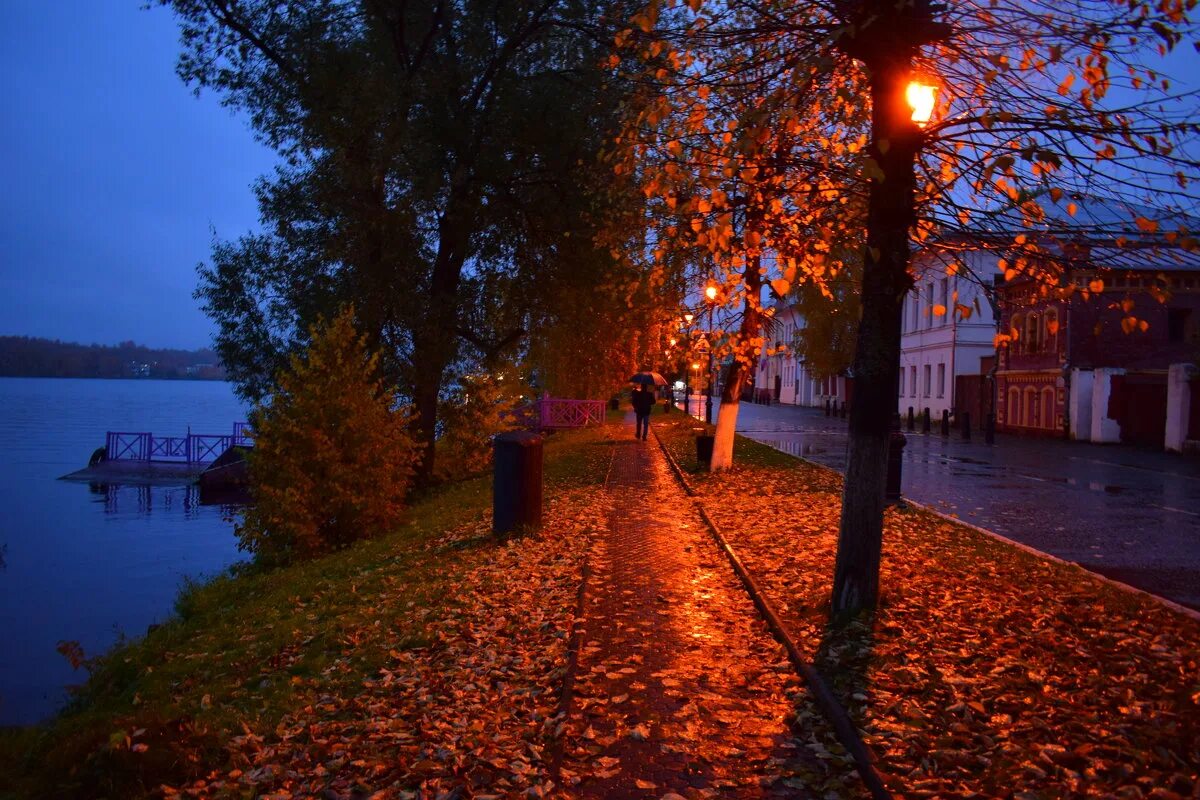 Темным осенним вечером. Ночной Плес. Плес Ярославль осень. Ярославль вечером. Осенний вечер.