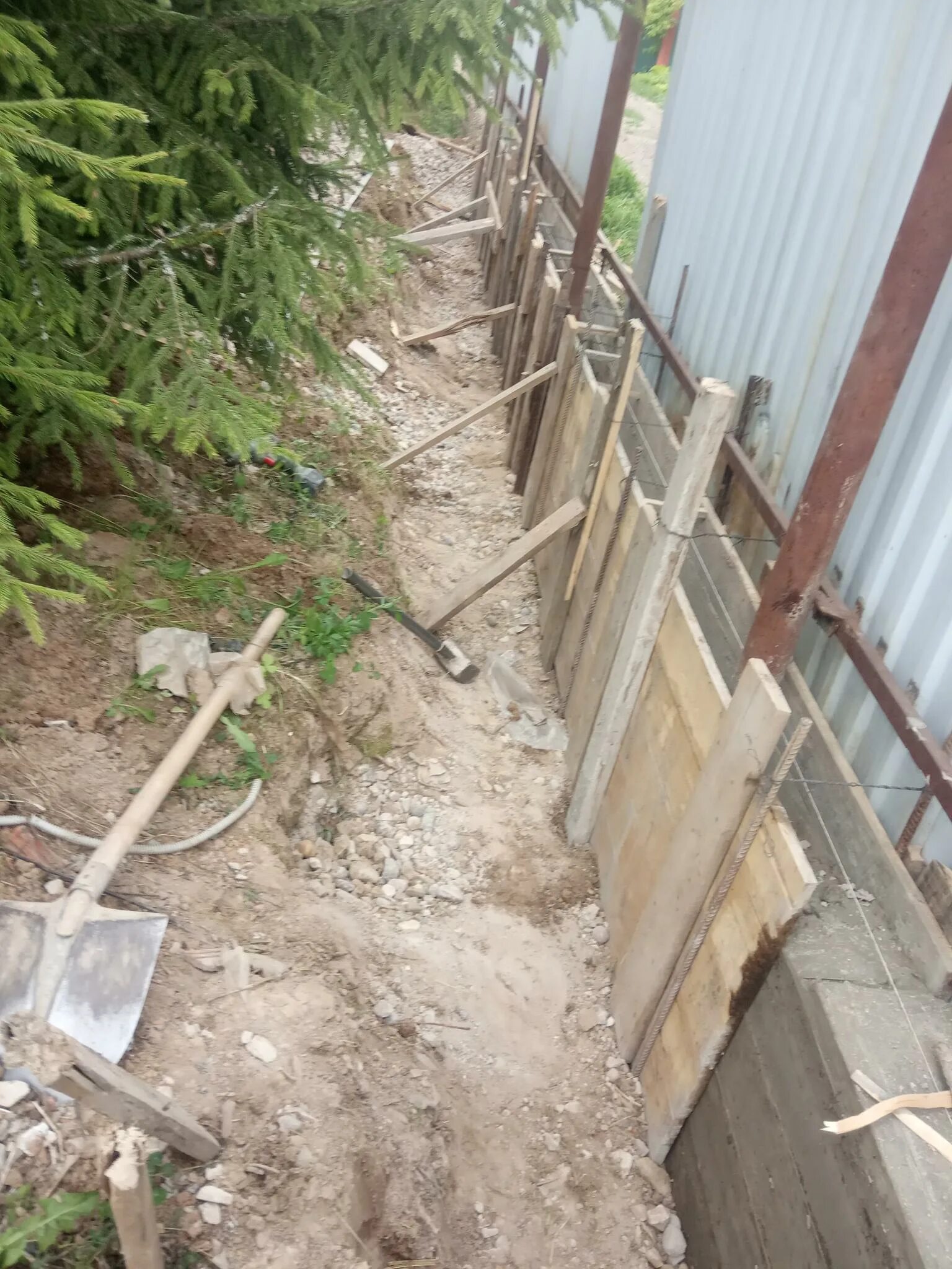 Деревянный забор на металлических столбах. Как укрепить забор. Как укрепить забор. Как укрепить забор. Столбы из железобетонных шпал для забора.