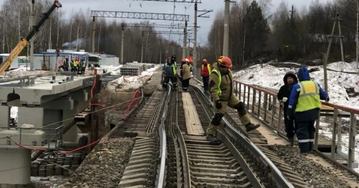 Путепровод. Электричка на Железнодорожном мосту в Перми. Восстановительный поезд. Электричка пермь 1 голованово