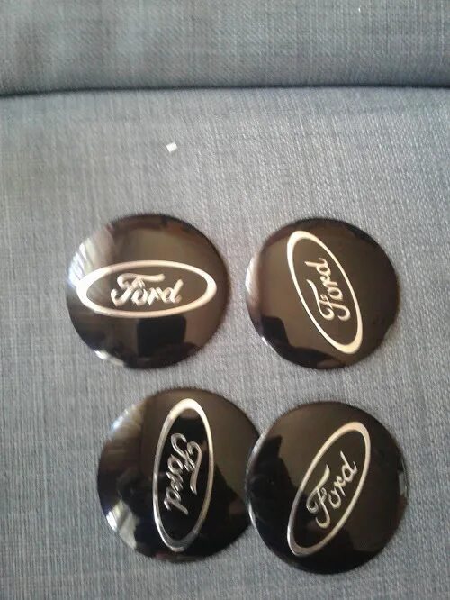 Колпачки с5. Заглушки на литые диски Ford c-Max. Заглушки на литые диски с логотипом Форд. Колпак на ступицу с логотипом. Колпачки колесных дисков Ford черные.