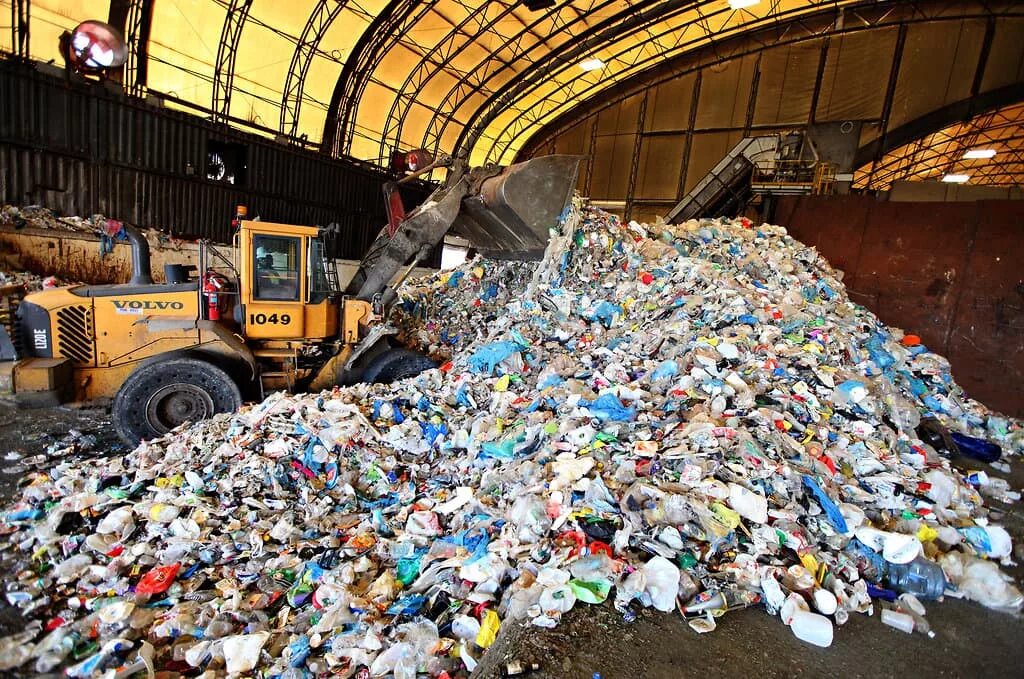 Пластиковые отходы. Переработка пластика. Утилизация мусора. Мусорный завод. Вторичные отходы производства