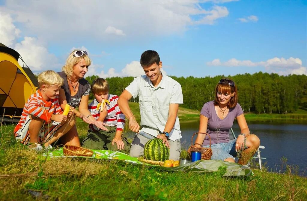 Летний пикник на природе. Семья на пикнике. Пикник с семьей на природе. Отдыхаем на природе. Развлечение семейных русских