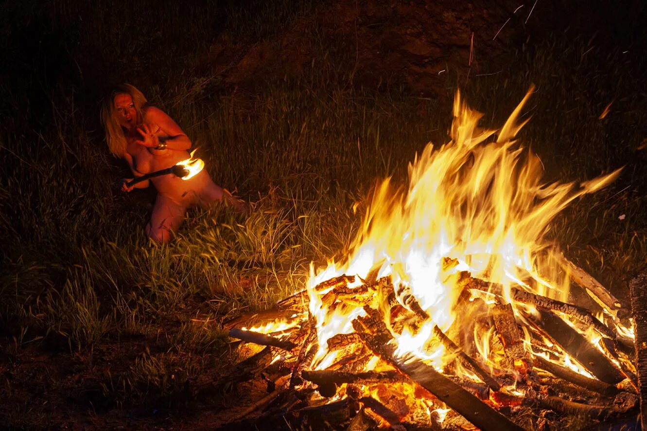 Полностью игра с огнем. Девушка у костра. Игра с огнем. Фотосессия с огнем. Девушка возле костра.