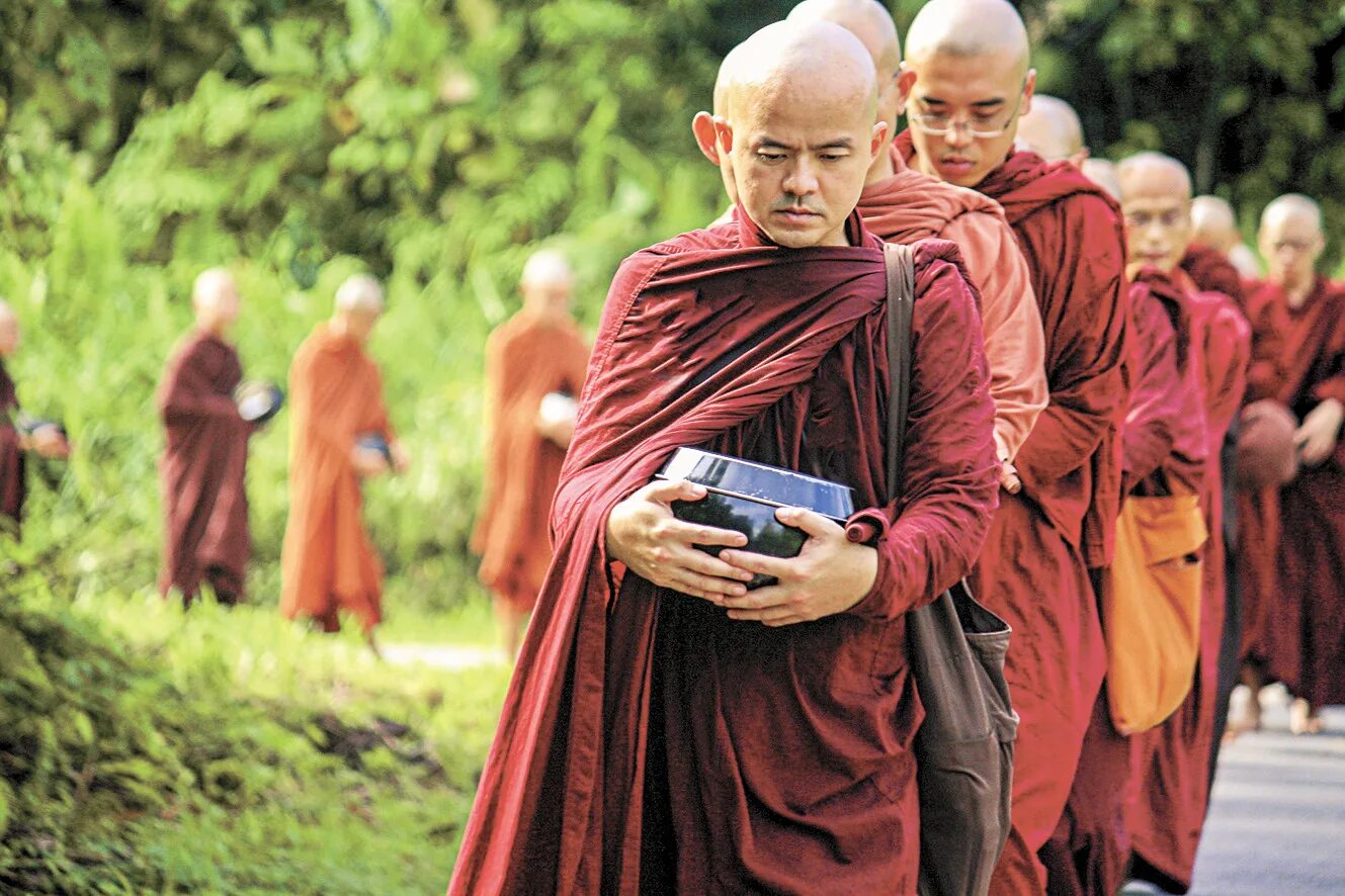 Население буддистов. Буддизм Тхеравада /хинаяна Будда. Буддийский монах Тхеравада. Тхеравада и махаяна. Буддистский монах Тибет.