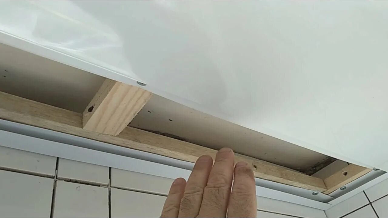 Монтаж пластиковых панелей на потолок. Монтаж потолка из ПВХ панелей. Монтаж ПВХ панелей на потолок. Стык ПВХ панелей на потолке.