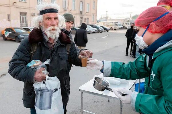 В России раздают еду. Москвичи недоедают. Европа нищим раздают еду. Русские на Украине раздают еду детям видео. Недоедал недопивал одевался