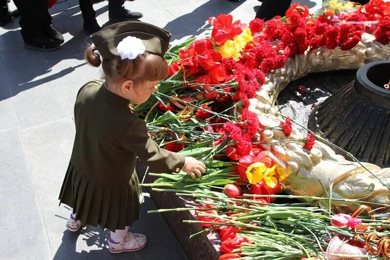 Возложение цветов к обелиску. Возложение цветов к обелиску на 9 мая. День памяти и скорби мероприятие для детей. Памятные события июня