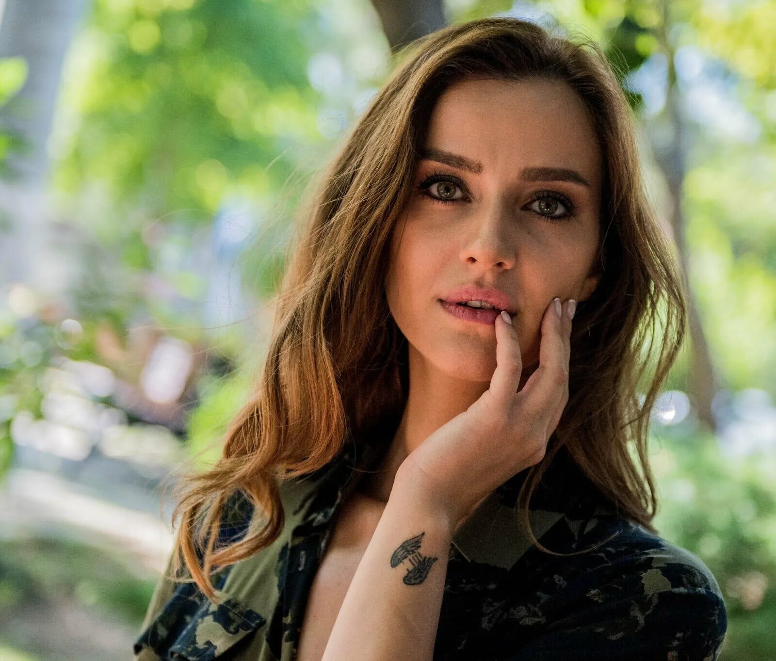 ирэм хэльваджиолу. ирэм хэльваджиолу. ирем хелваджиоглу нефес. джемре йылмаз (сера кутлубей). ирэм хэльваджиолу.