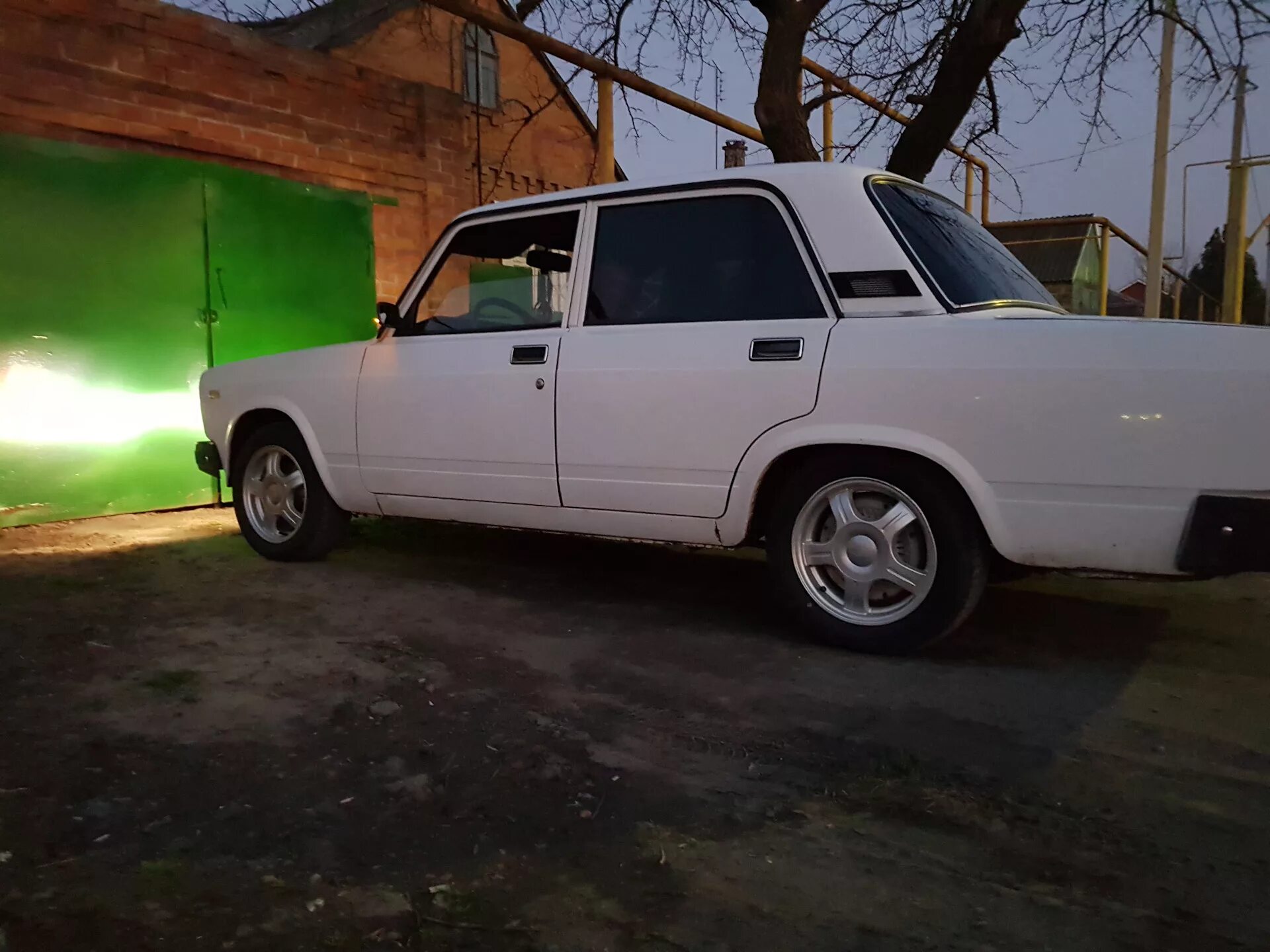 Торусы на ваз 2107. 2107 15 торусы. 15 торусы на ваз 2107. 2107 на торусах. Ваз 2107 белая r15.