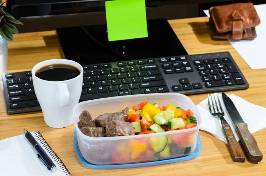 Работ еда ru. Перекус в офисе. Обед в офисе. Завтрак в офисе. Правильное питание в офисе.