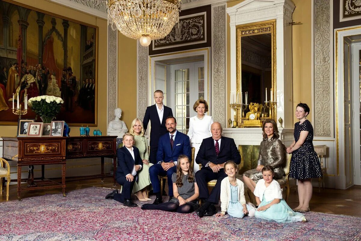 Самая богатая империя. The Royal Family "Королевская семья".. Осло Королевский дворец и Королевская семья. Дворцы королевской семьи Великобритании. Королевская семья Великобритании роскошь.