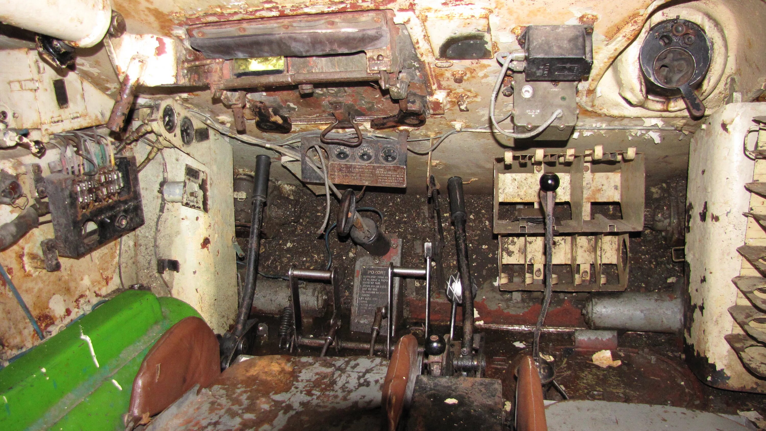 Салон танка т 34 85. Внутри т34. Место механика водителя т-34. Салон танка т 34 85. Внутри т34.