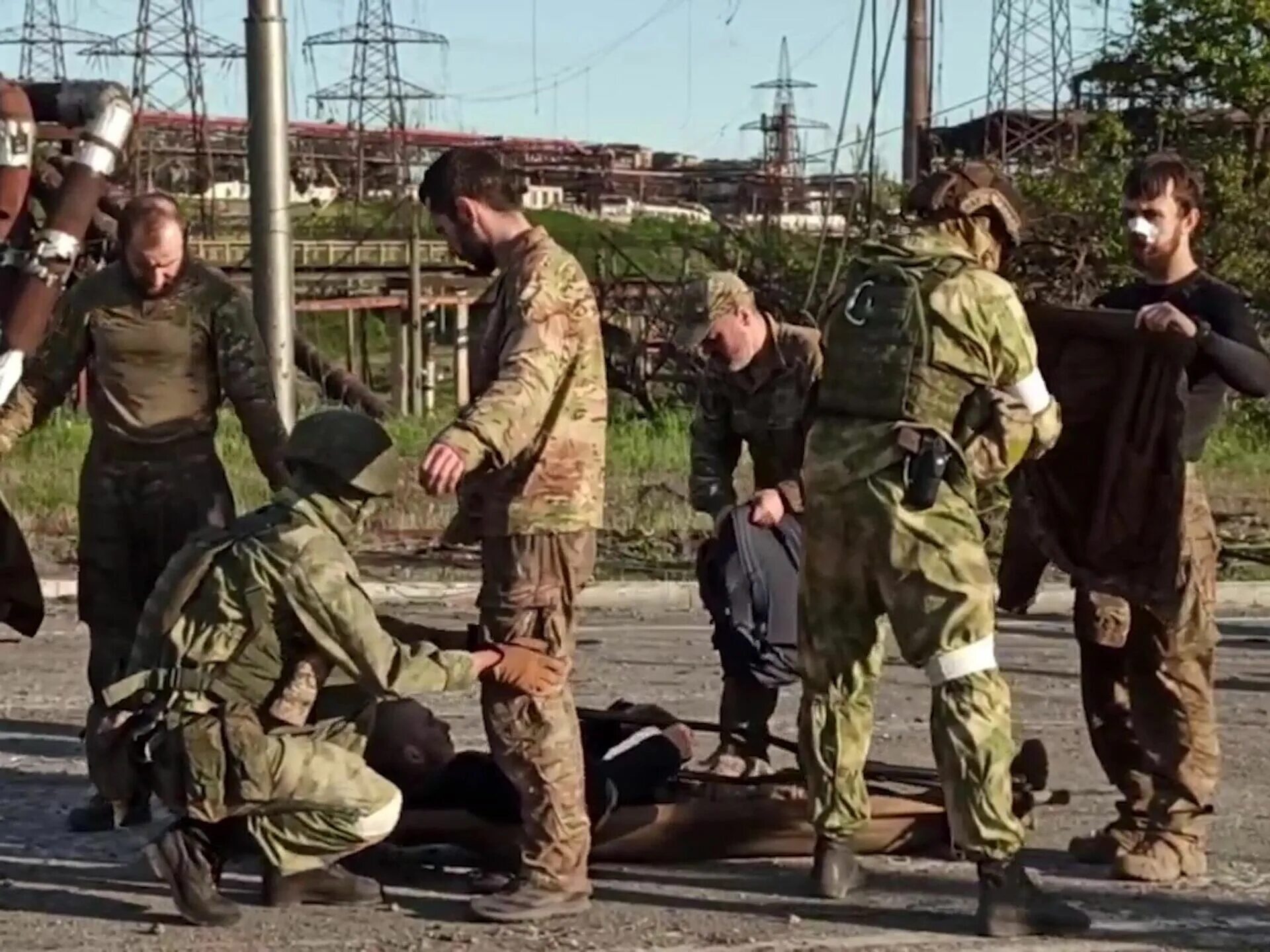 Пленные азовцы в Мариуполе. Сдавшиеся в плен украинские военные в Мариуполе. Правда что украина сдалась в войне