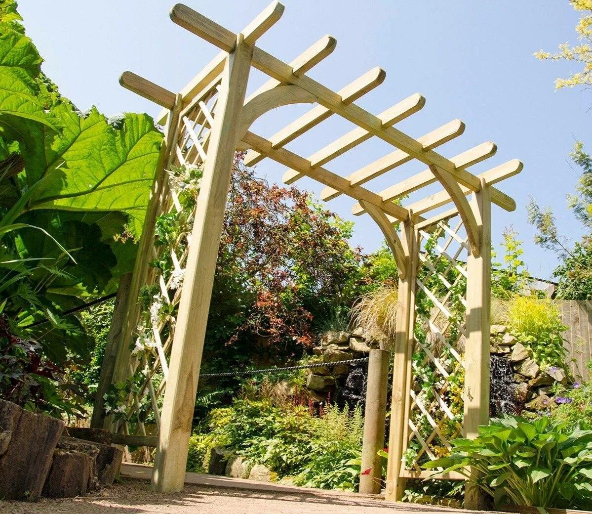 Арка садовая деревянная. Садовая арка пергола. Пергола полуарка. Сделать деревянную арку. Арка в саду на даче.