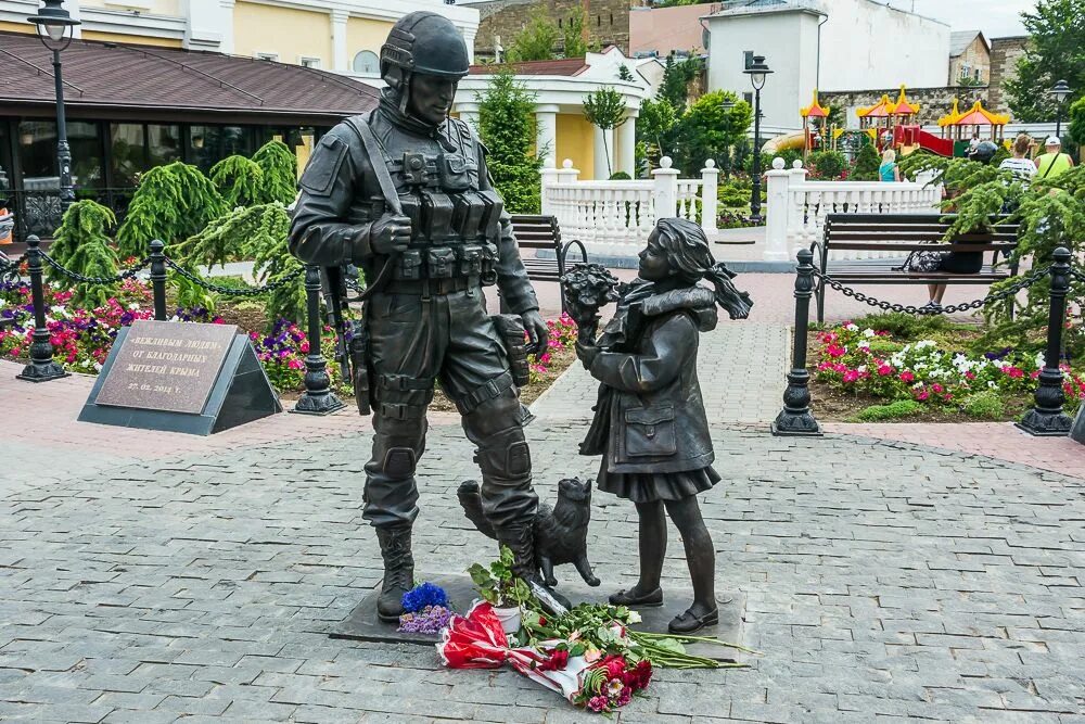 Памятник вежливым людям Симферополь. Памятник в Крыму в Симферополе вежливым людям. Памятник вежливому солдату в Симферополе. Памятник солдату в Симферополе.