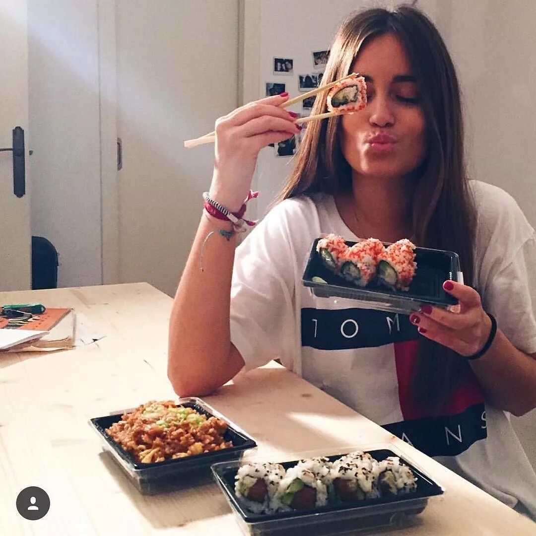 Фотосессия с едой. Девушка с едой. Девушка с роллами. Идеи для фотосессии с едой. Akrepoxhi instagram