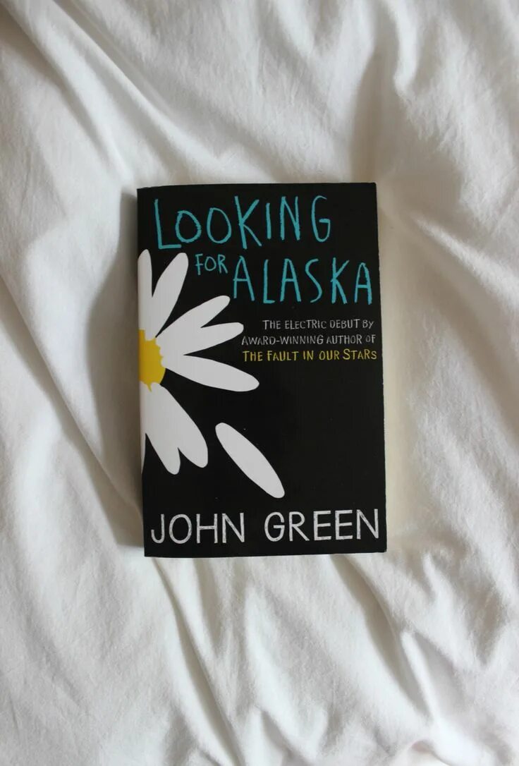 Джон грин аляски. Джон Грин Аляска. Джей ли в поисках Аляски. В поисках Аляски. Джон Грин. В поисках Аляски Джон Грин книга.