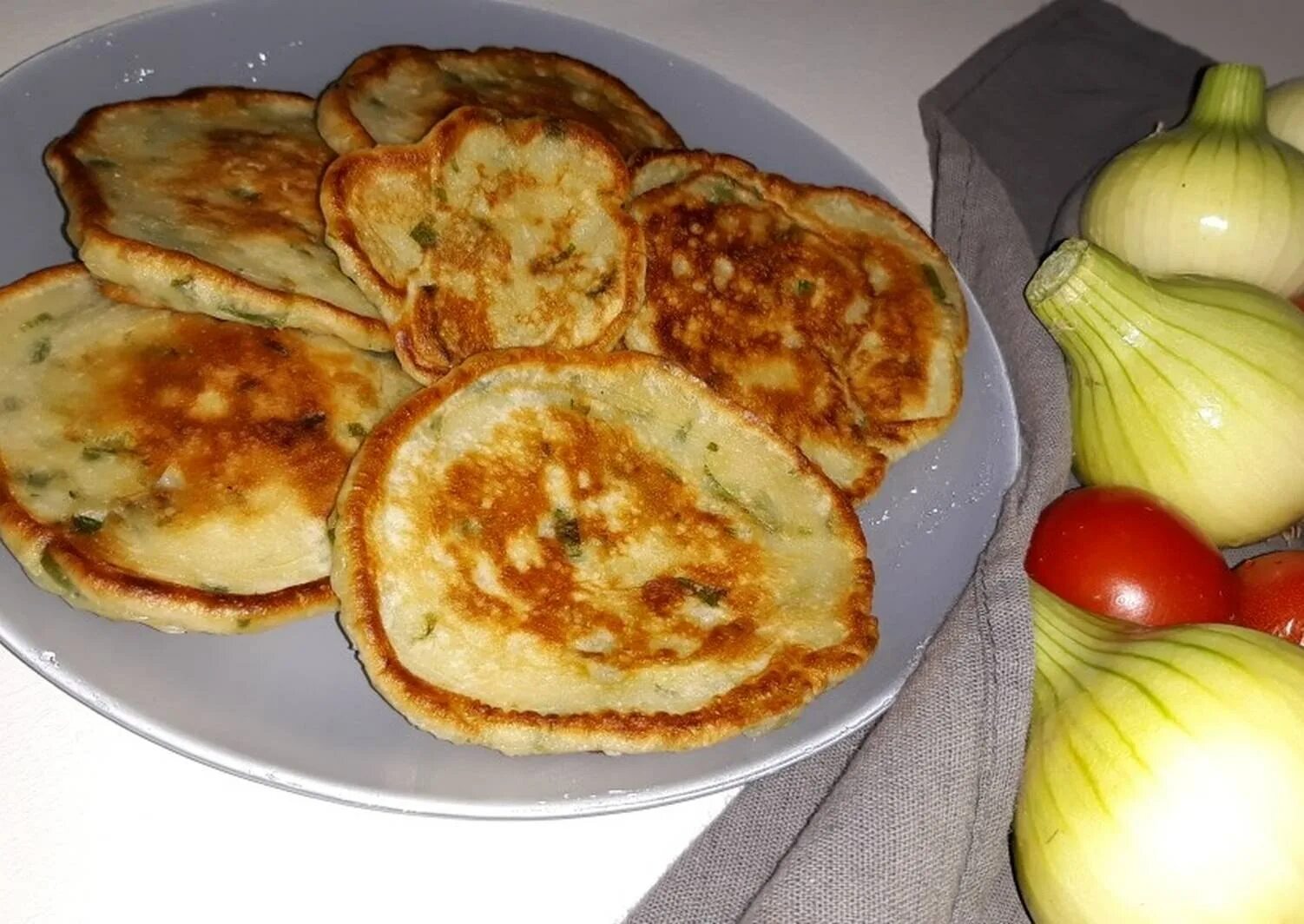 Луковые оладьи. Луковые оладьи на сковороде. Оладьи с яблоками на сковородке. Оладьи с зеленым луком.