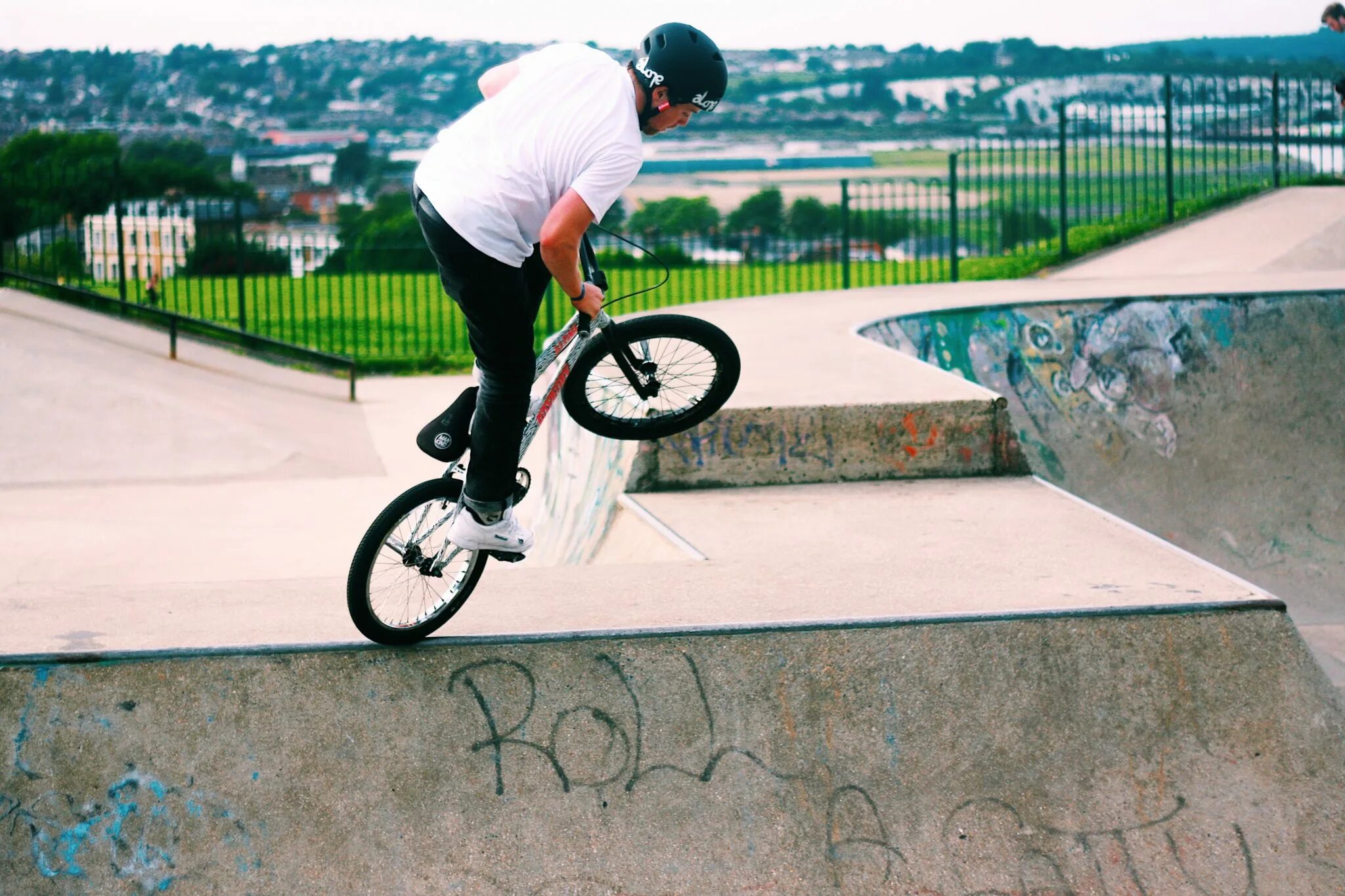 Бмх фристайл. Бмх трюки. Велосипедист BMX. ВМХ стрит перила. Трюк летающий велосипедист