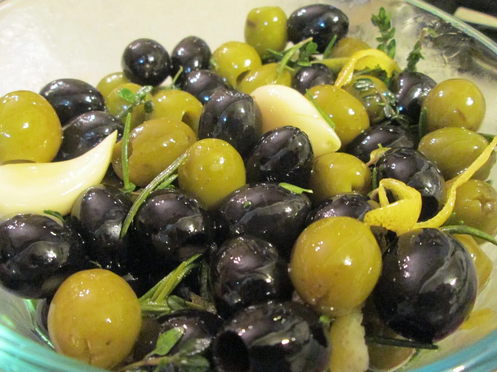 Маслины рассол. Оливки это недозрелые маслины. Греческий с маслинами и оливками. Sarasa оливки маслины. Ассорти маслины каперсы оливки.