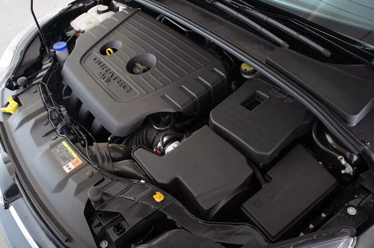 моторный отсек форд фокус 3. форд фокус 3 двигатель с прямым впрыском. фокус 3 моторы. моторный отсек форд фокус 3 1. 6.