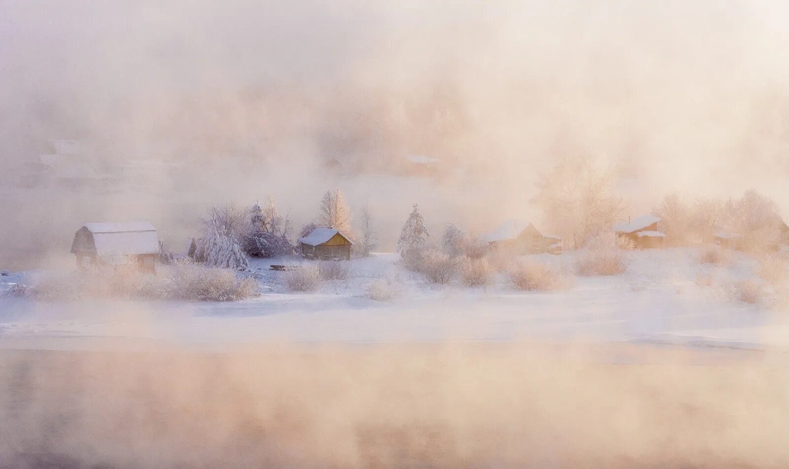 Дым пелена. Зимний пейзаж с туманом. Пейзаж в дымке. Морозное утро в деревне. Пейзаж туман.