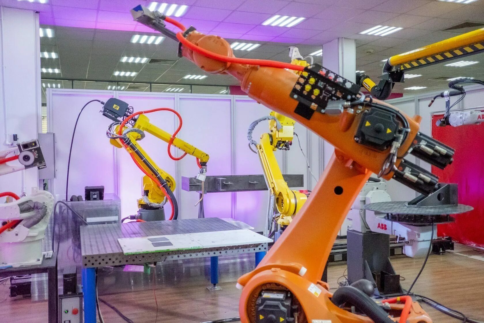 Цех роботов. Промышленная робототехника. Учебные роботы. Развлекательные роботы. Российские промышленные роботы.