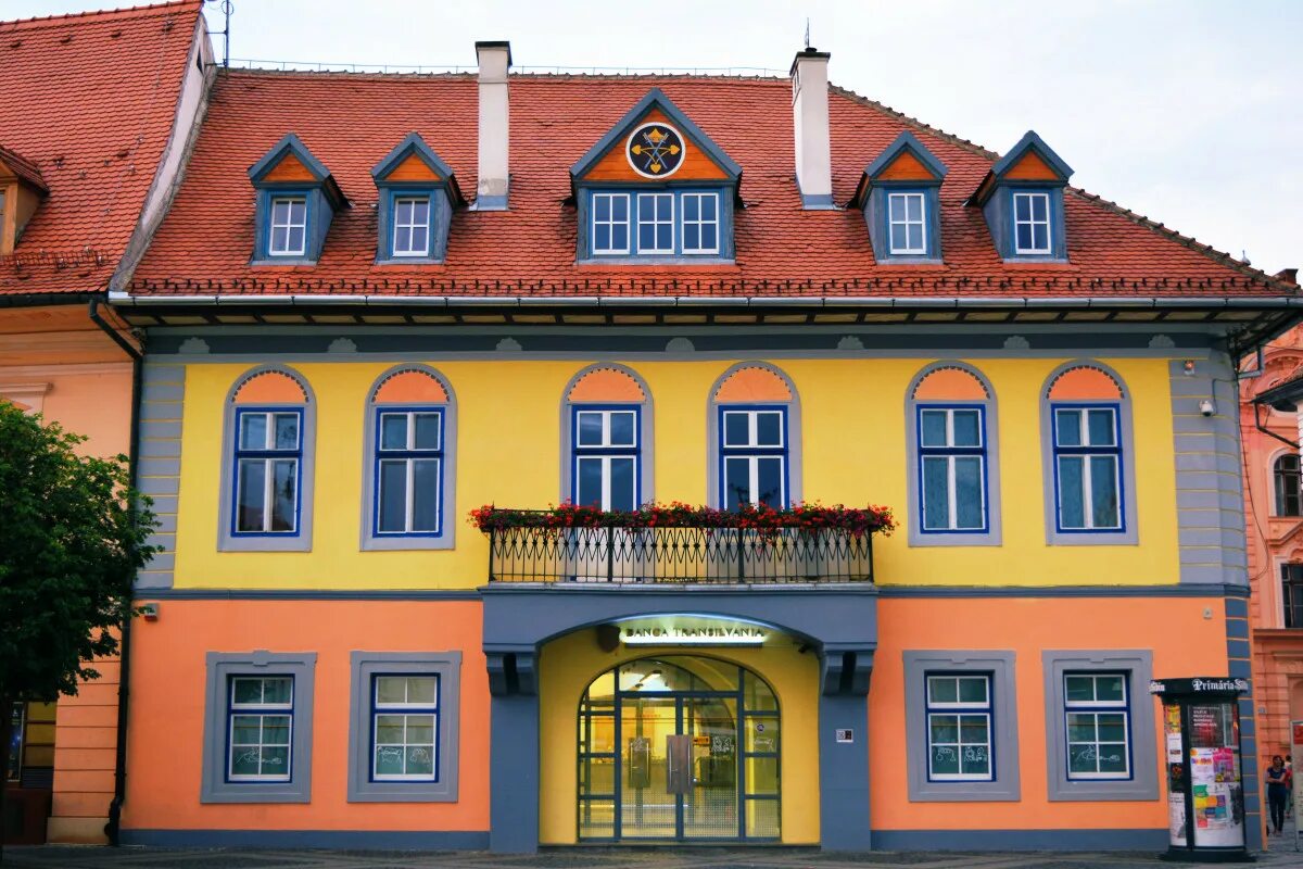 Фасада г. Европейские здания. Фасад здания. Цветные фасады домов. Разноцветные домики.