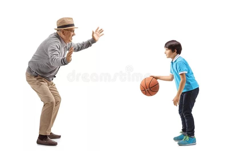 Дедушка играет футбол. Дедули играют в баскетбол фото. Игра дедушка с баскетболом. Папа внук и дедушка играют в баскетбол. Картинки старик и малыши играют баскетбол.