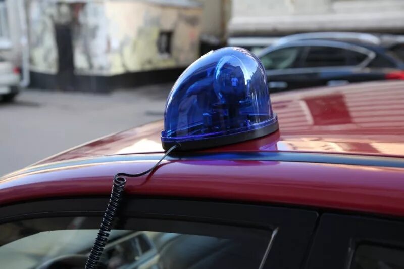 проблесковый маячок синего цвета и специальный звуковой сигнал. автомобиль с мигалкой. специальный световой сигнал проблесковый маячок это. маяк проблесковый бош. импульсный проблесковый маячок мигалка сгс 100.