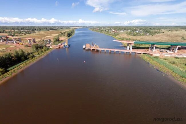 Вода в реке волхов