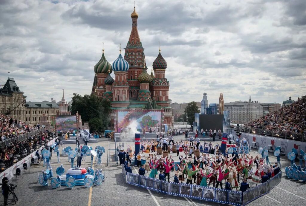 Сутки москва. Москва днем. С днем города Москва. Красная площадь праздник. Мероприятия на красной площади.