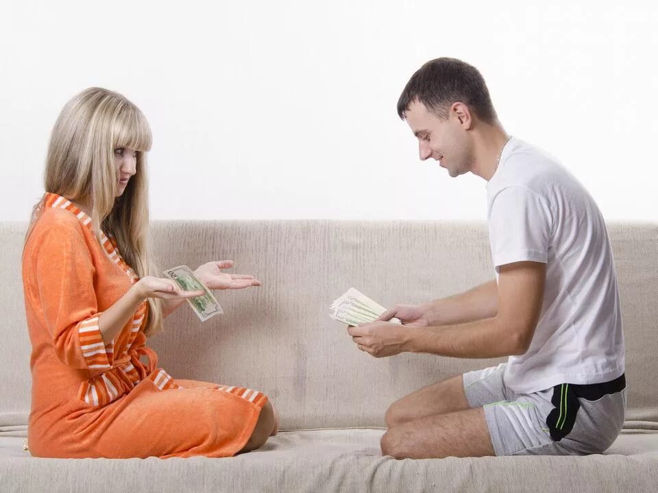 Муж жена деньги. Свободные отношения в семье. Друзья парни. Молодая жена делюсь с другом. Жена делит лучшим другом.