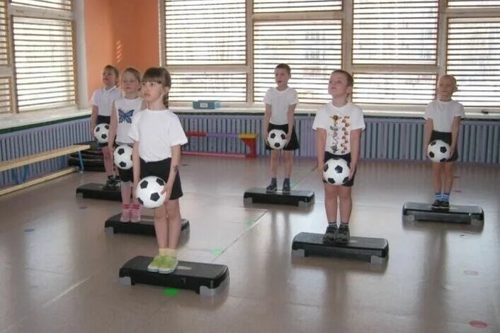 Английский язык 3 класс 1 часть степ 3 номер 4. Степ аэробика 1990. Гдз английский 2 класс рабочая тетрадь афанасьева. Михеева и. Послушай и отметь те фразы которые.