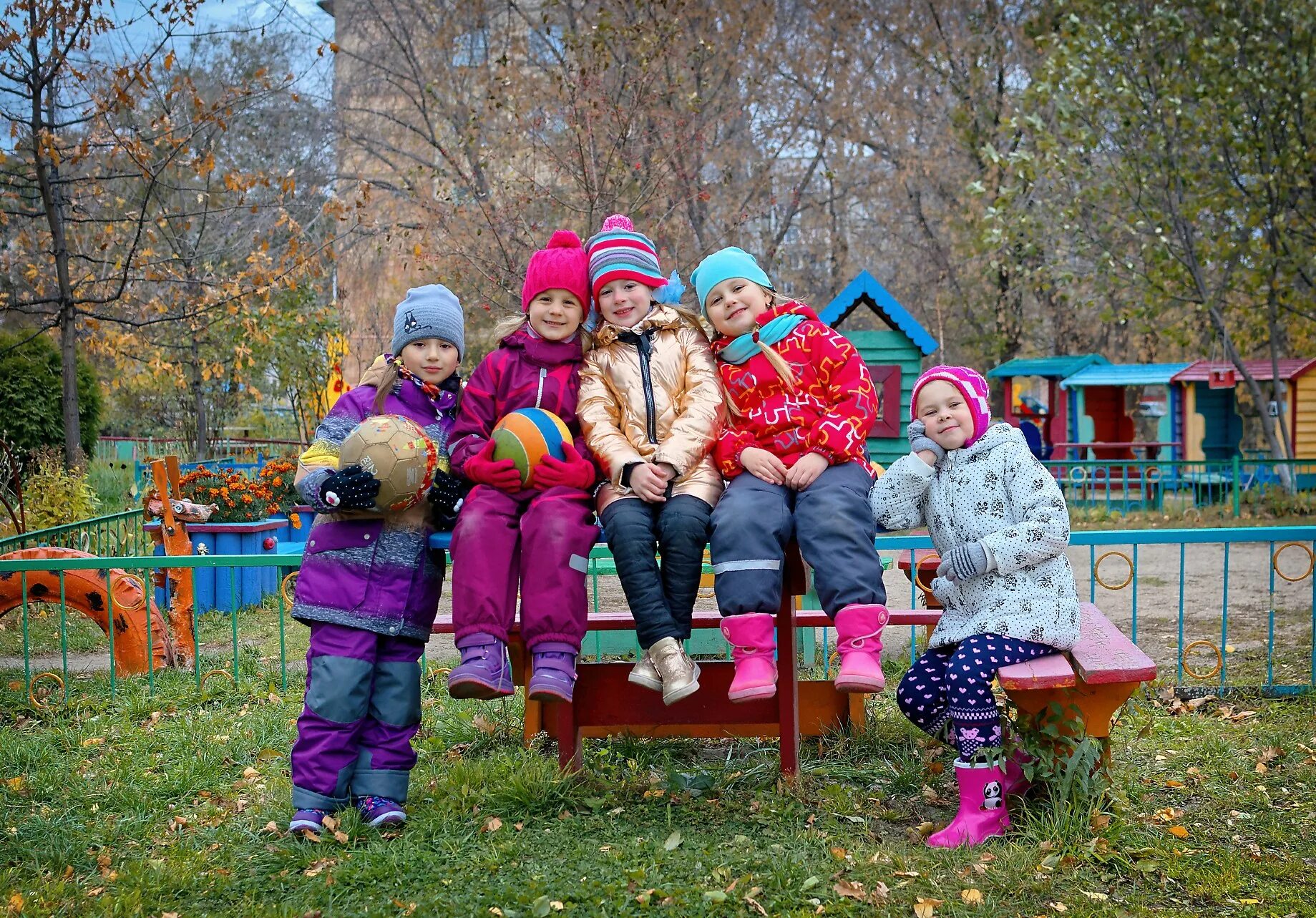 Прогулка в детском саду. Дети в детском саду на улице. Фотосессия в детском саду на прогулке. Летняя прогулка в детском саду.