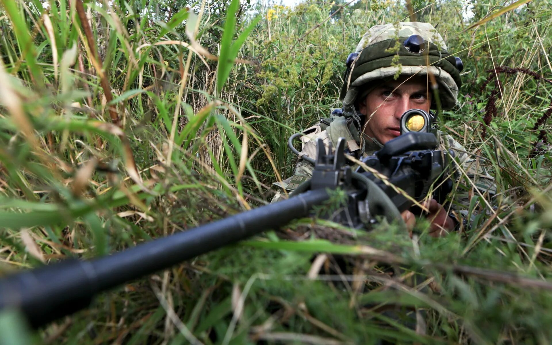 Тег армии. Снайпер. Военный в засаде. Военный снайпер. Снайпер в засаде.