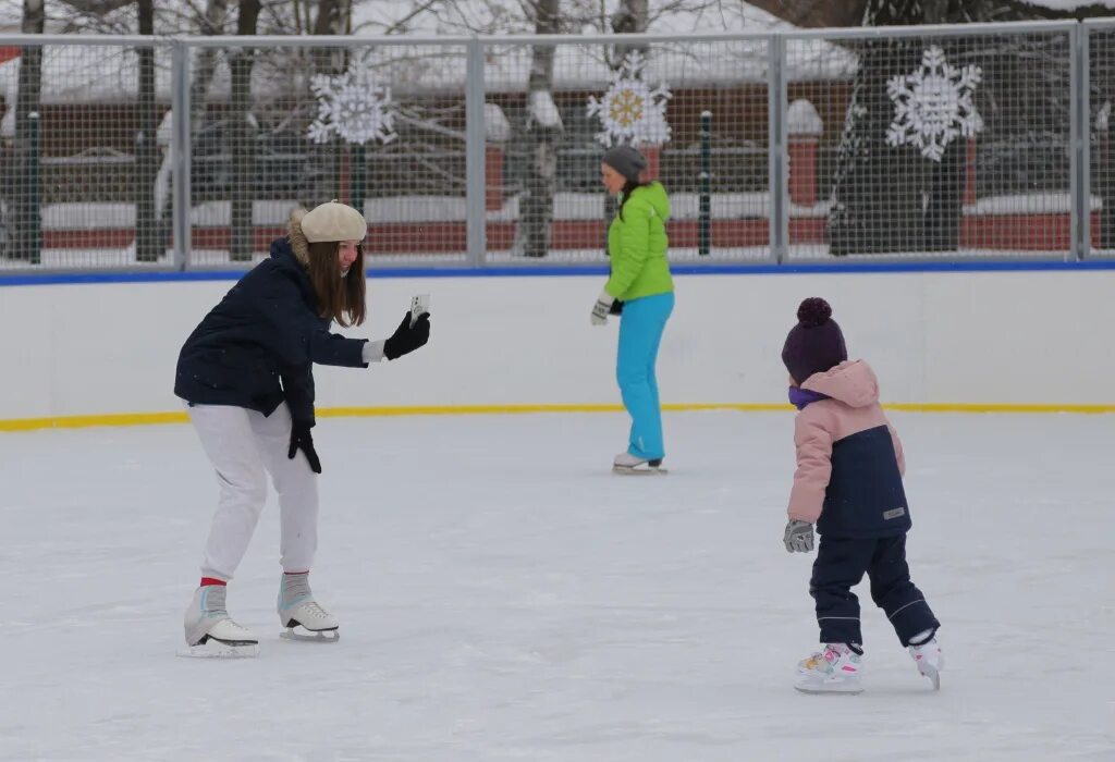 Каток парк яуза ростокино. Часы работы катка. Воронцовский парк каток. Афиша катки в москве. Измайловский парк каток.