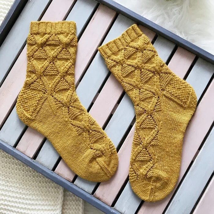 Видео мк носки. Видео мк носки. Видео мк носки. Красивые носки спицами с косами. Вязаные носочки.