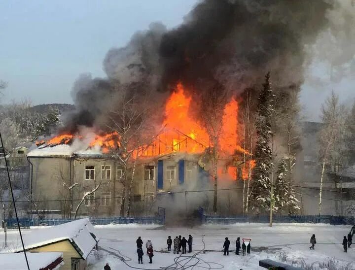 Барахолка киренск подслушано. Алексеевск Иркутская область. Поселок Алексеевск Иркутская область. Алексеевск Киренский район. Школа в поселке Алексеевск Киренского района.